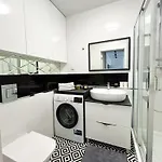 Lumina Stylish 3-room Aparts With Balcony 아파트