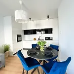 Lumina Stylish 3-room Aparts With Balcony 아파트 *