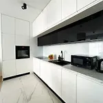 Lumina Stylish 3-room Aparts With Balcony 아파트 우치