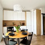 Lumina Stylish 3-room Aparts With Balcony 우치