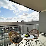 Lumina Stylish 3-room Aparts With Balcony 우치