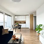 Lumina Stylish 3-room Aparts With Balcony 아파트