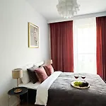 Lumina Stylish 3-room Aparts With Balcony 아파트 우치