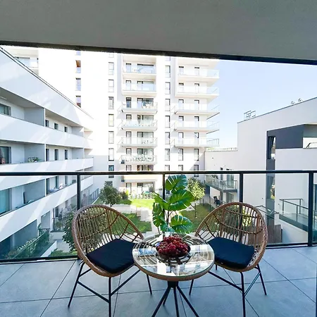 Lumina Stylish 3-room Aparts With Balcony 아파트