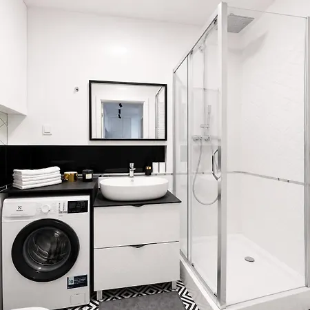 Lumina I Stylish 2br With Balcony I Parking 아파트 *