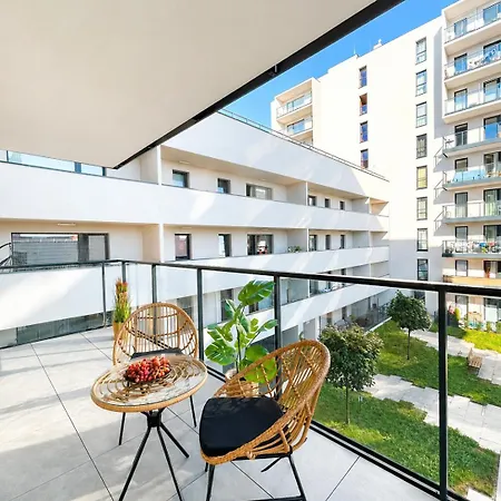 Lumina I Stylish 2br With Balcony I Parking 아파트 *