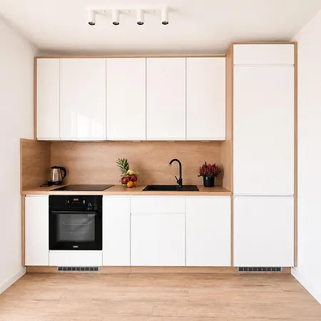 Lumina I Stylish 2br With Balcony I Parking 아파트 *