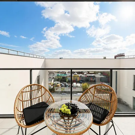 Lumina I Stylish 2br With Balcony I Parking 아파트